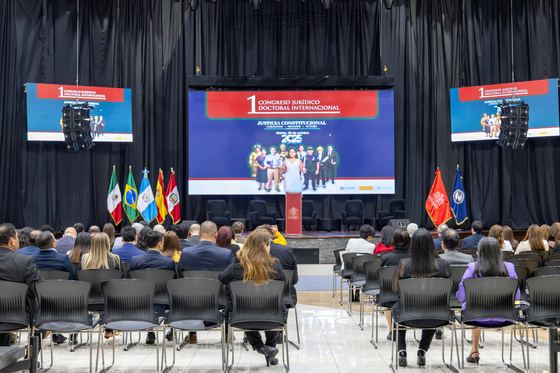 Sala del congreso con el público listo para la inauguración