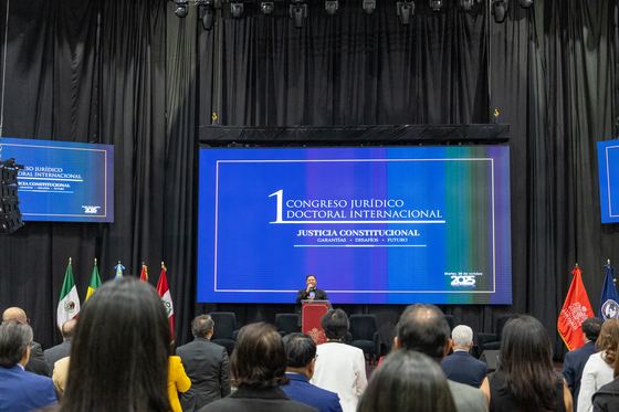 Asistentes frente a la pantalla principal del congreso