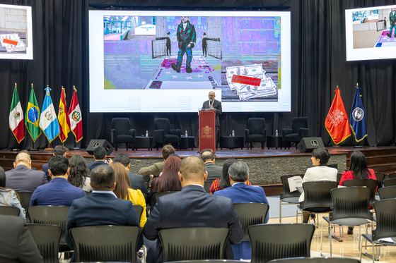 Ponente durante su exposición en el atril