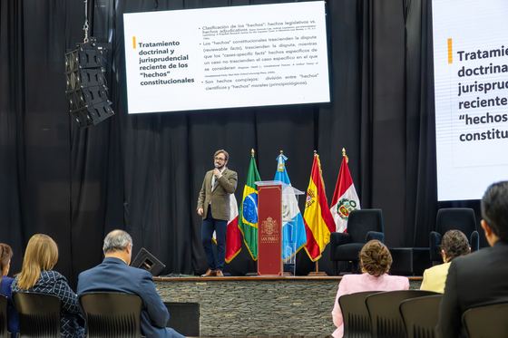 Ponente presentando con apoyo de diapositivas