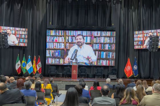 Ponente internacional participando de forma virtual en el congreso