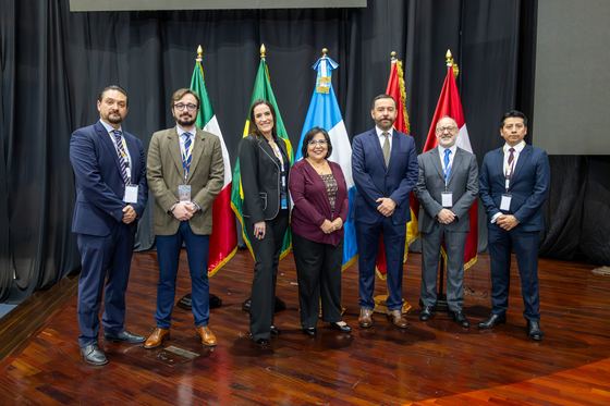 Ponentes e invitados del congreso frente a las banderas de los países participantes