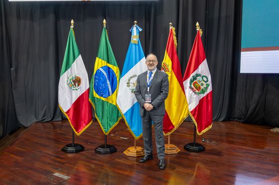Ponente invitado junto a las banderas internacionales