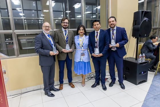 Entrega de reconocimientos a los ponentes