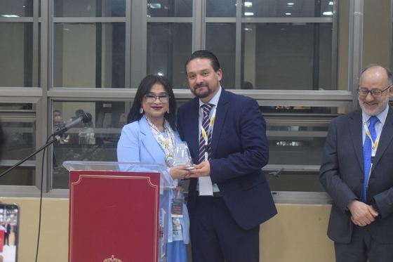 Momento de la entrega de un reconocimiento