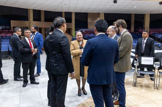 Asistentes conversando durante un receso