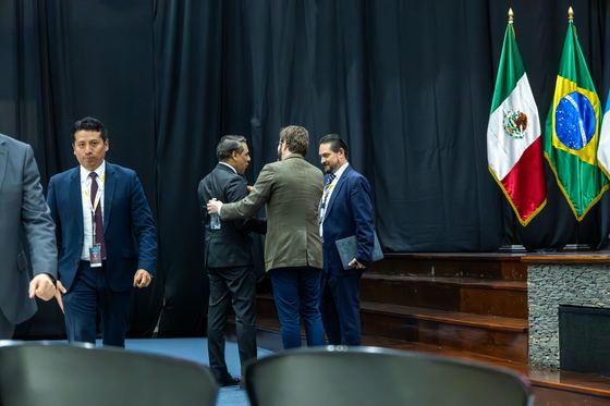 Saludo entre ponentes durante el congreso
